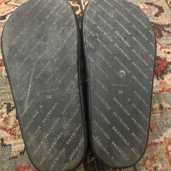 Hello! Feast your eyes on these slightly worn rise thong sandals! - Picture 3 of 5